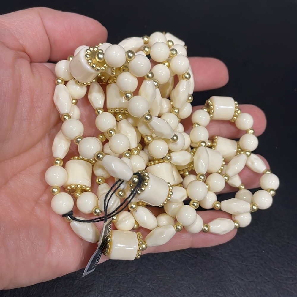 54 inches vintage long white lucite necklace - Picture 3 of 3